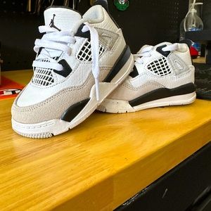 JORDAN 4 RETRO SIZE 7 kids